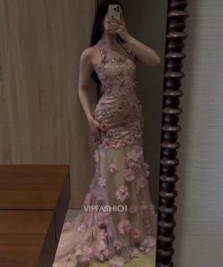 فستان سهرة مزخرف بالورود من روزيتا – اللون البيج الفاتح والوردي