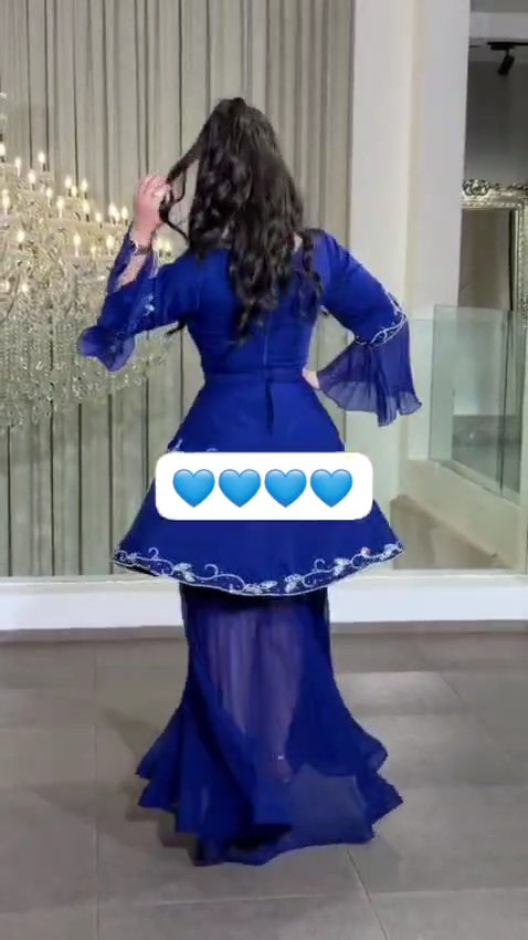 فستان سهرة طويل مزخرف بالخرز بلون الأزرق الملكي - الصورة 2