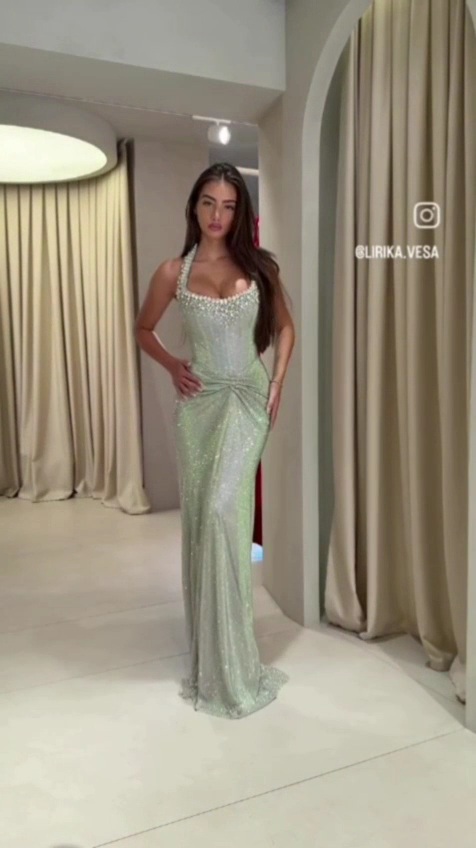 فستان سهرة مزخرف بالخرز اللامع الون الفضي