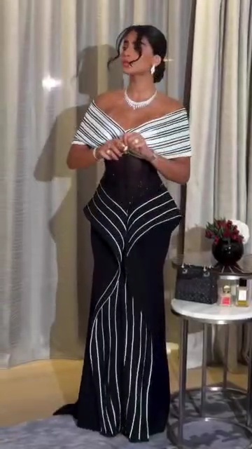فستان سهرة أسود وأبيض بخطوط طولية وتصميم كتف درامي – إطلالة فاخرة وعصرية | روزيتا السعودية