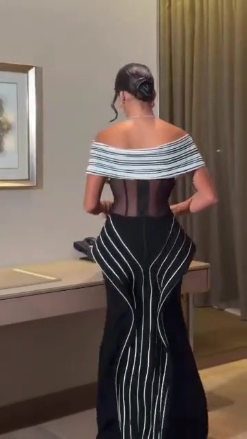 فستان سهرة أسود وأبيض بخطوط طولية وتصميم كتف درامي إطلالة فاخرة وعصرية - الصورة 3