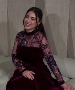 فستان سهرة عنابي مخمل مع أكمام دانتيل مطرزة – أناقة فاخرة للمناسبات | روزيتا السعودية