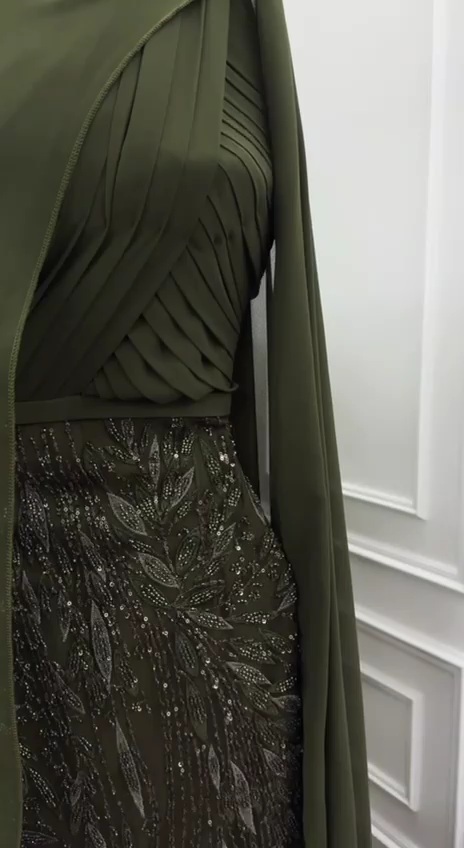 فستان سهرة زيتوني مطرّز مع كاب شيفون طويل إطلالة ملكية فاخر - الصورة 2