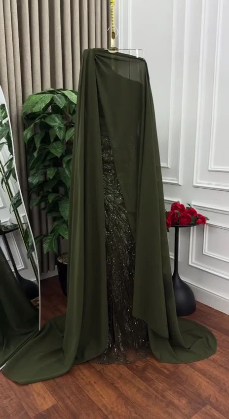 فستان سهرة زيتوني مطرّز مع كاب شيفون طويل إطلالة ملكية فاخر - الصورة 4