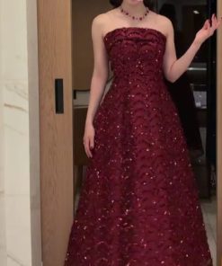 فستان سهرة عنابي مزخرف بالترترتصميم فاخر وأنيق للسهرات والمناسبات