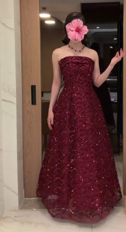 فستان سهرة عنابي مزخرف بالترترتصميم فاخر وأنيق للسهرات والمناسبات