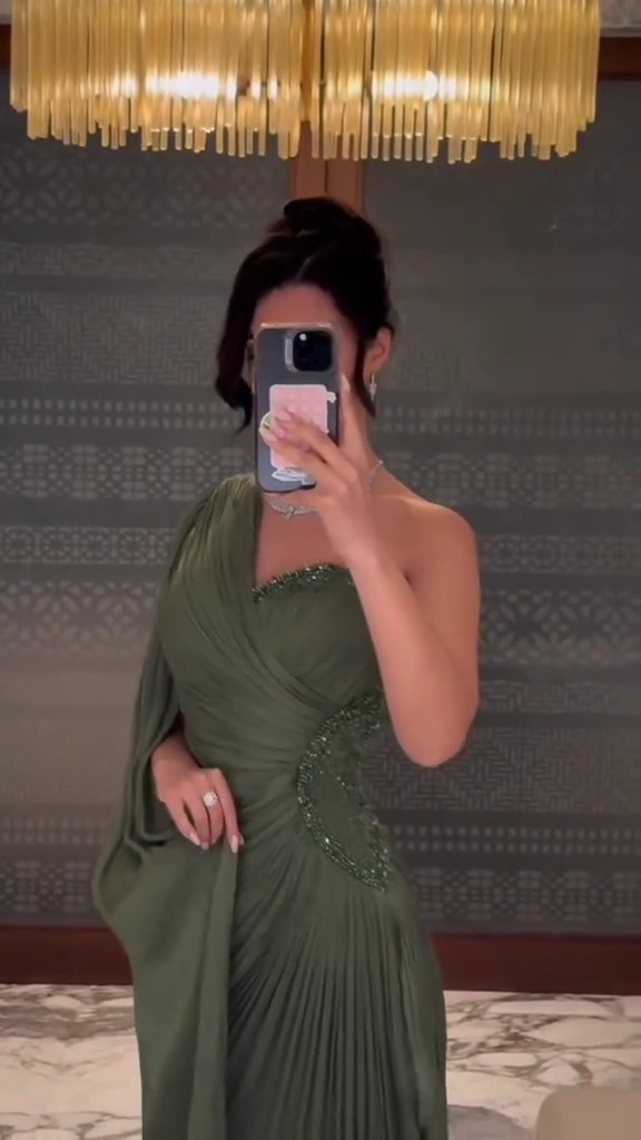 فستان سهرة أخضر مزخرف بالأحجار – تصميم فاخر وأنيق للمناسبات الرفيعة | روزيتا السعودية