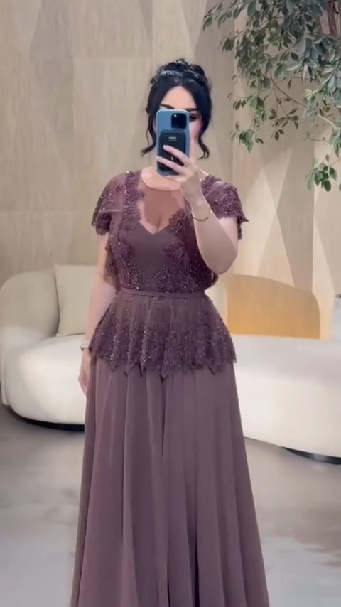 فستان سهرة مزخرف بالخرز تصميم أنثوي وأنيق للمناسبات الراقية