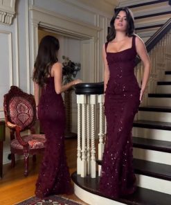 فستان سهرة عنّابي مطرز بتفاصيل ثلاثية الأبعاد – قصة أنيقة وانسيابية