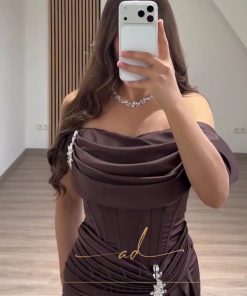 فستان بني طويل بتصميم أنثوي أنيق