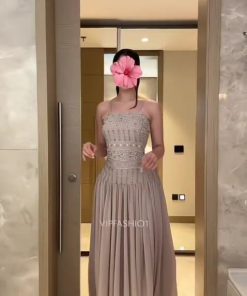 فستان سهرة وردي ناعم بتطريز لامع وتنورة منسابة