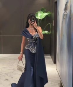 Alternative view of فستان سهرة طويل بأزرار لامعة بتصميم فريد