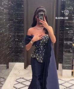 فستان سهرة طويل بأزرار لامعة بتصميم فريد