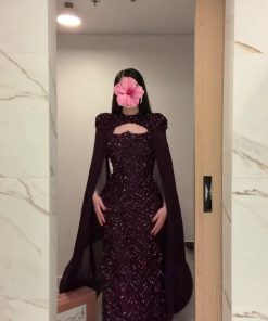 فستان سهرة بوردو مطرز بالترتر مع شال طويل أنيق – متجر روزيتا السعودية