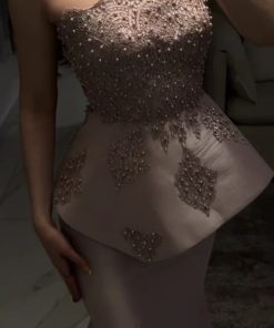 فستان سهرة وردي مزين بتفاصيل لؤلؤية