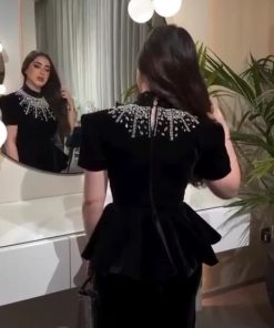 Alternative view of فستان سهرة أسود جوخ بتصميم بيبلوم وتطريز كريستالي فاخر