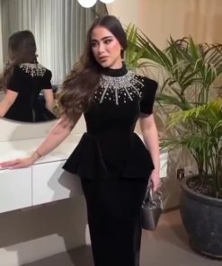 فستان سهرة أسود بتصميم بيبلوم وتطريز كريستالي فاخر – متجر روزيتا السعودي