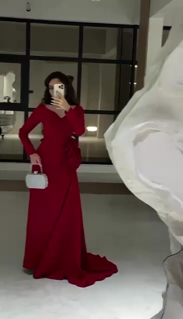 فستان سهرة أحمر طويل بطيات جانبية أنيقة - الصورة 5