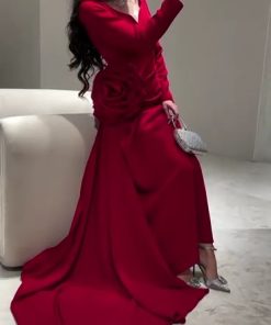 فستان سهرة أحمر طويل بطيات جانبية أنيقة – متجر روزيتا السعودي