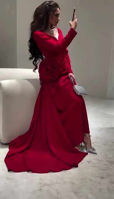 فستان سهرة أحمر طويل بطيات جانبية أنيقة – متجر روزيتا السعودي