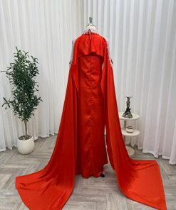 Alternative view of فستان سهرة مطرز مع كاب أحمر فاخر