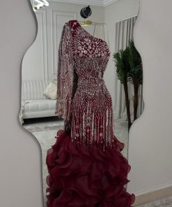 فستان سهرة عنابي فاخر بكتف واحد مطرز يدويًا – متجر روزيتا السعودية