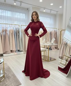 فستان سهرة خمري بأكمام دانتيل وقصة ملكية أنيقة