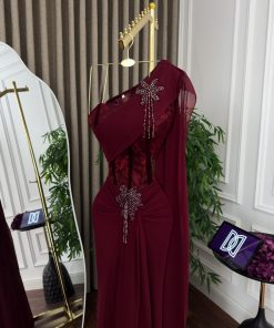 Alternative view of فستان سهرة عنابي بقصة كتف واحد