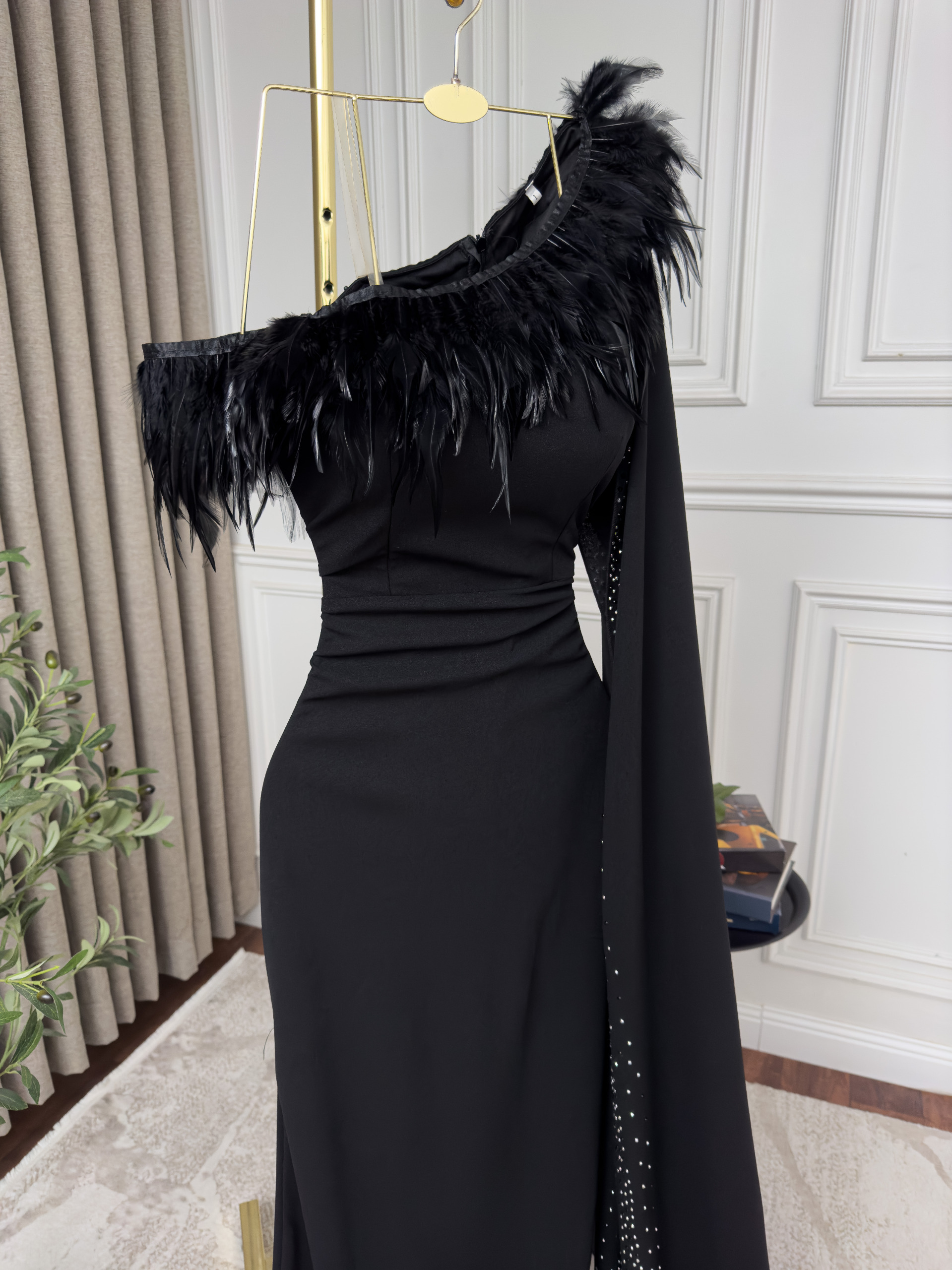 فستان سهرة أسود بقصة كتف واحد مزين بالريش مع شال أنيق - الصورة 5