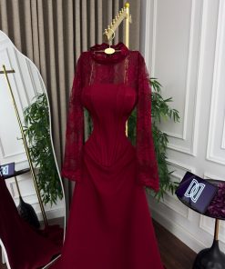 Alternative view of فستان سهرة خمري بأكمام دانتيل وقصة ملكية أنيقة