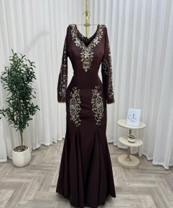 Alternative view of فستان سهرة طويل بني داكن بتفاصيل مطرّزة فاخرة