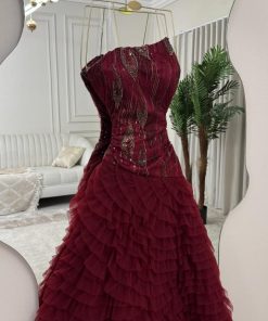 Alternative view of فستان سهرة عنابي فاخر بدون أكتاف بتصميم كشكش