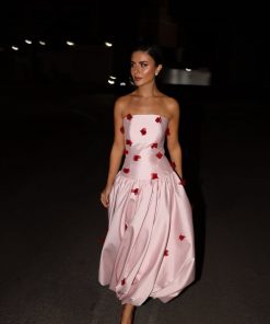 فستان سهرة وردي ساتان مزين بورود ثلاثية الأبعاد – تصميم أنثوي فاخر | متجر روزيتا