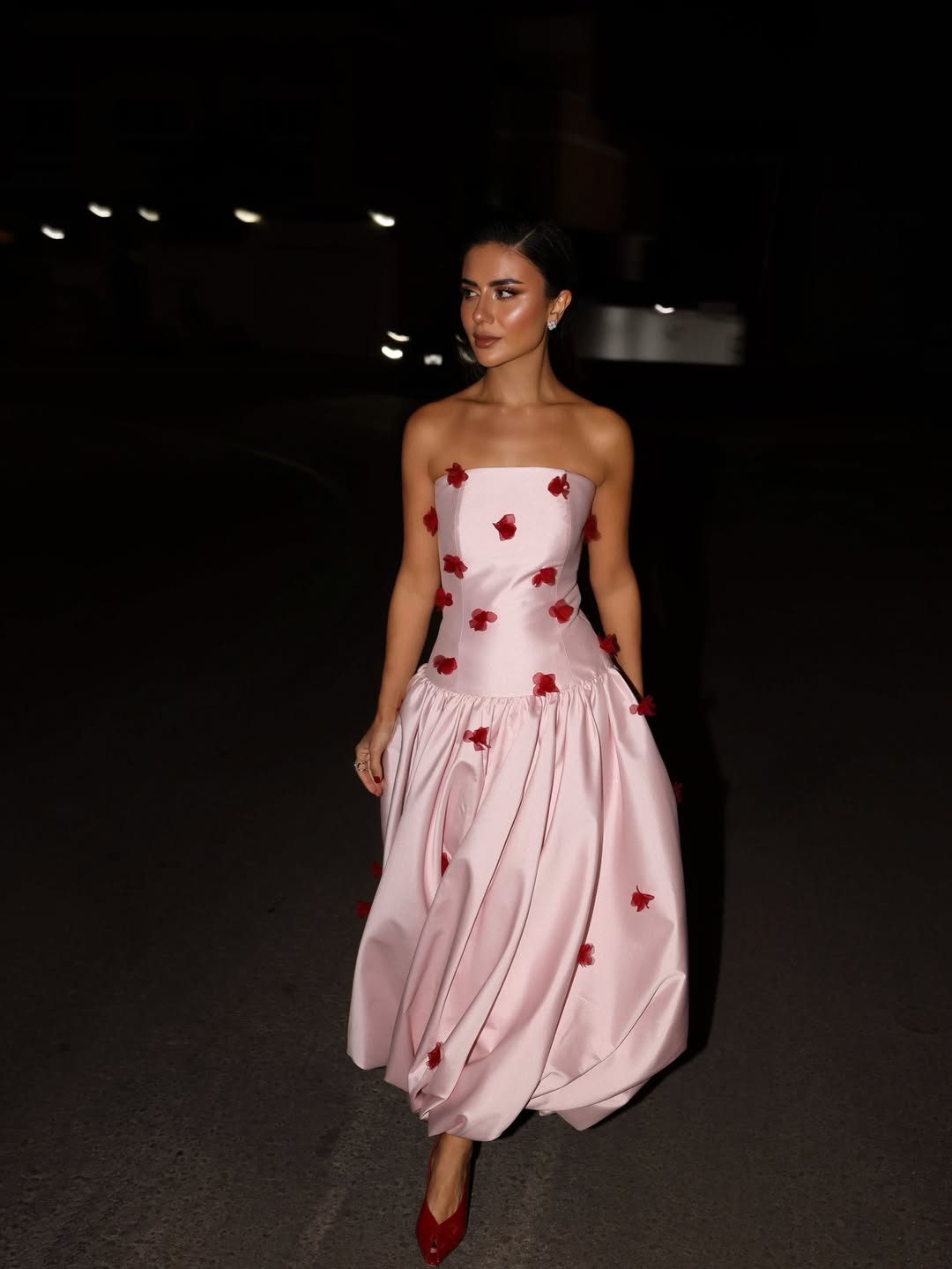 فستان سهرة وردي ساتان مزين بورود ثلاثية الأبعاد – تصميم أنثوي فاخر | متجر روزيتا
