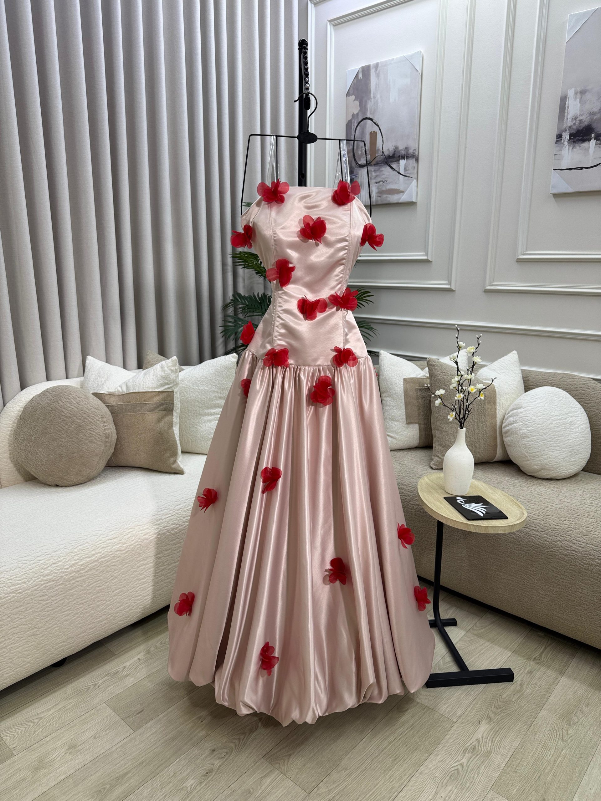 فستان سهرة وردي ساتان مزين بورود ثلاثية الأبعاد - الصورة 4