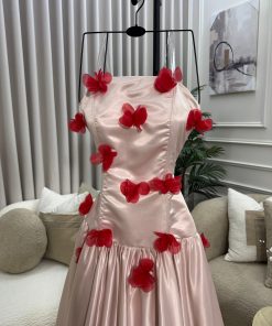 Alternative view of فستان سهرة وردي ساتان مزين بورود ثلاثية الأبعاد
