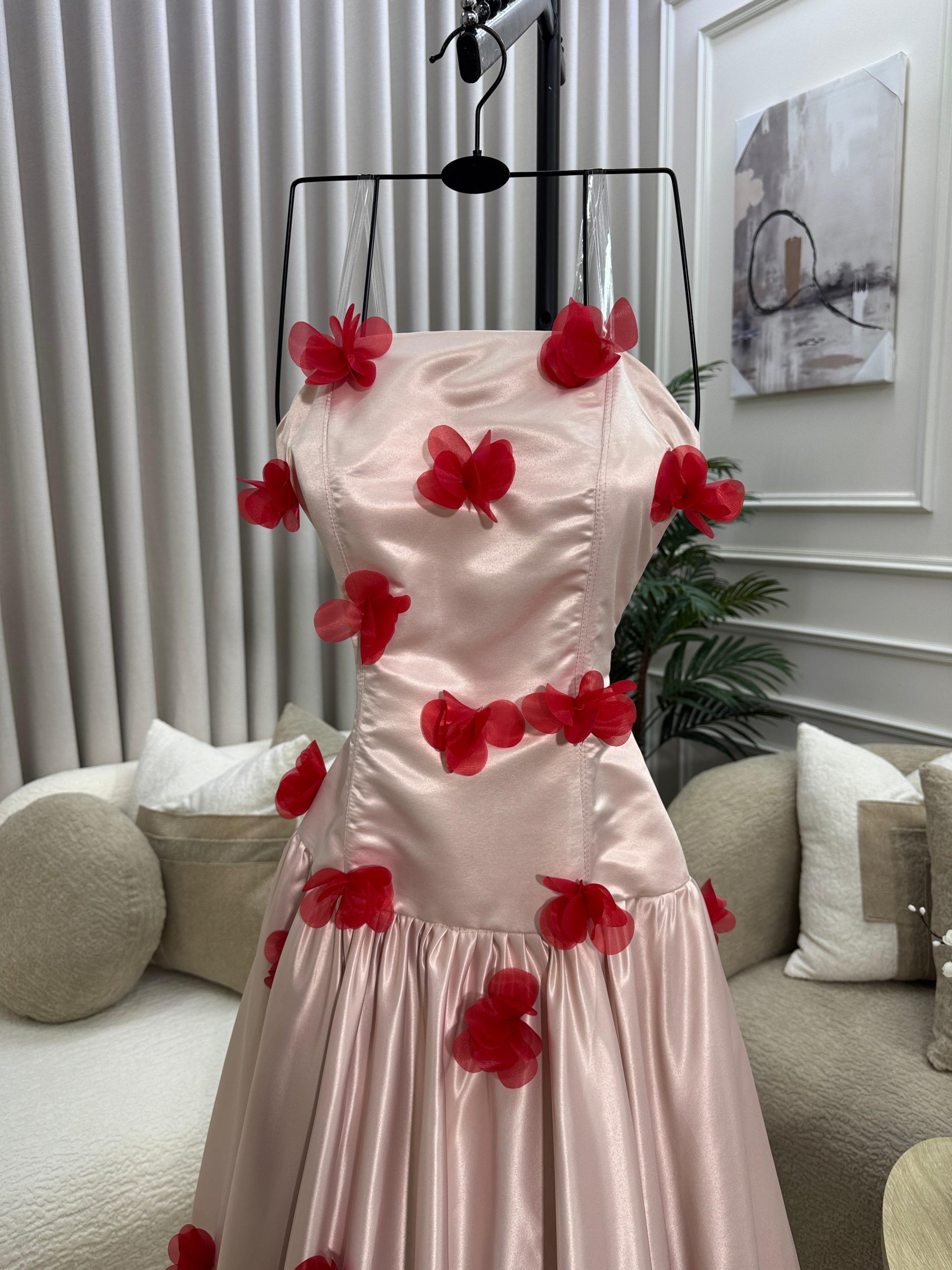 فستان سهرة وردي ساتان مزين بورود ثلاثية الأبعاد - الصورة 2
