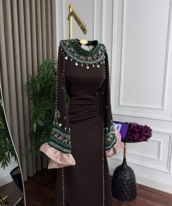 Alternative view of فستان بني أنيق مزين بحبات لؤلؤ تصميم فاخر للمناسبات الخاصة