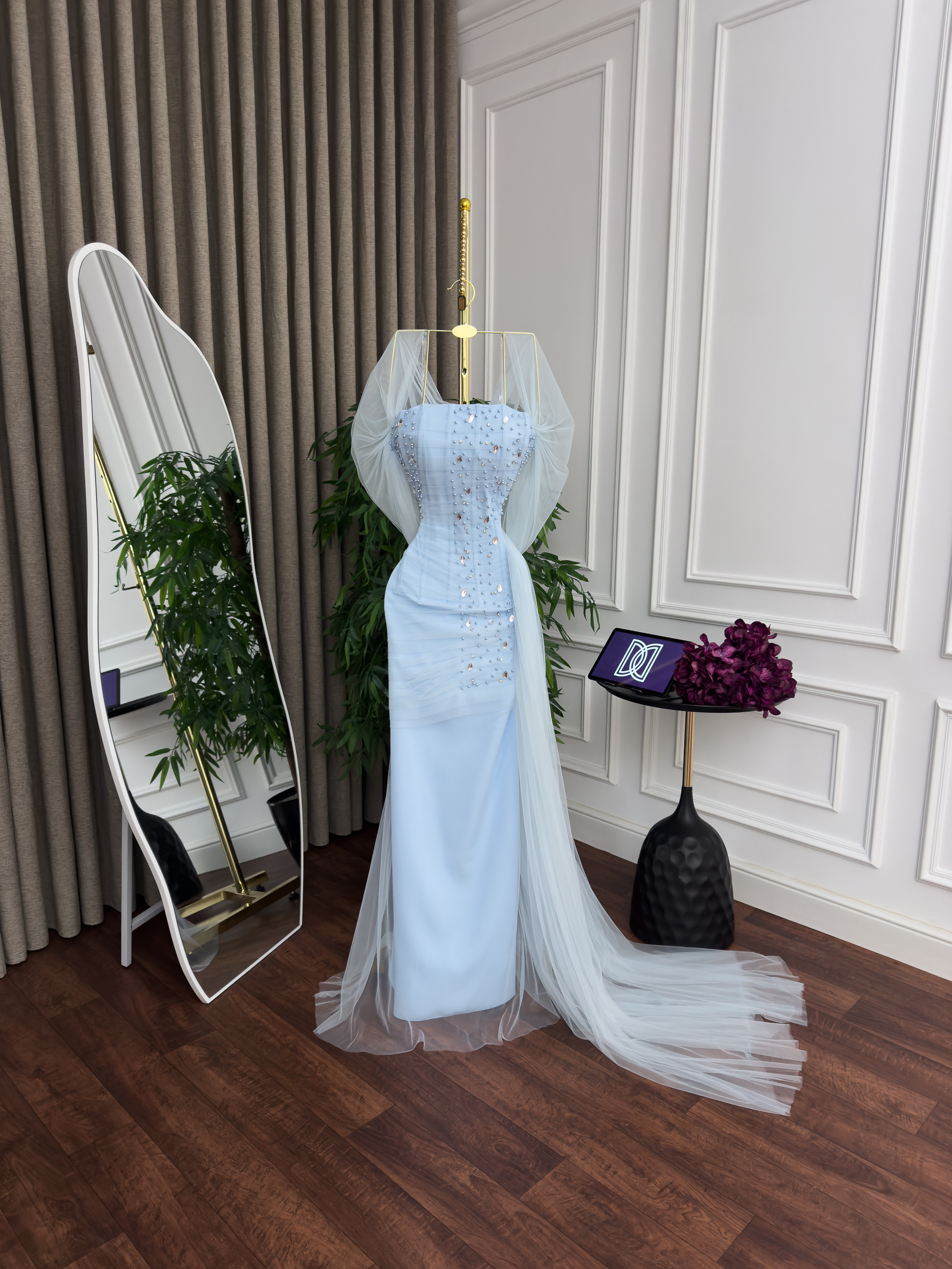 فستان سهرة سماوي مطرز بتفاصيل كريستال - الصورة 2