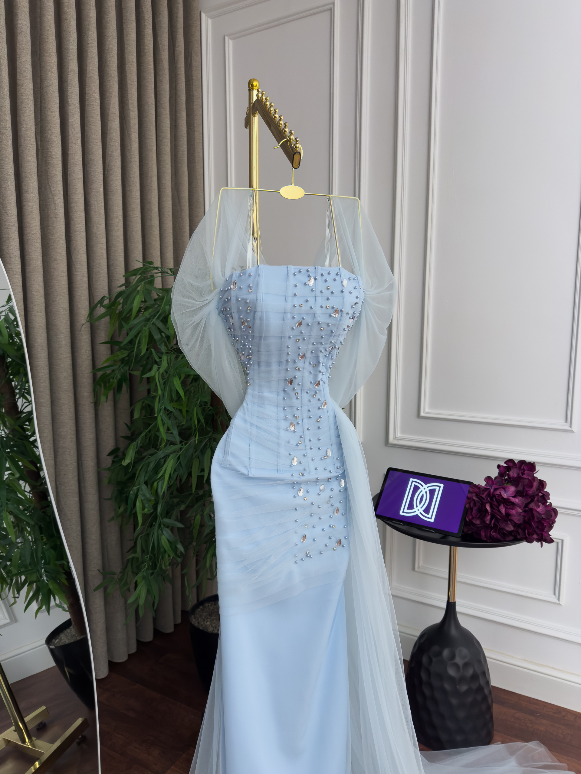 فستان سهرة سماوي مطرز بتفاصيل كريستال - الصورة 3