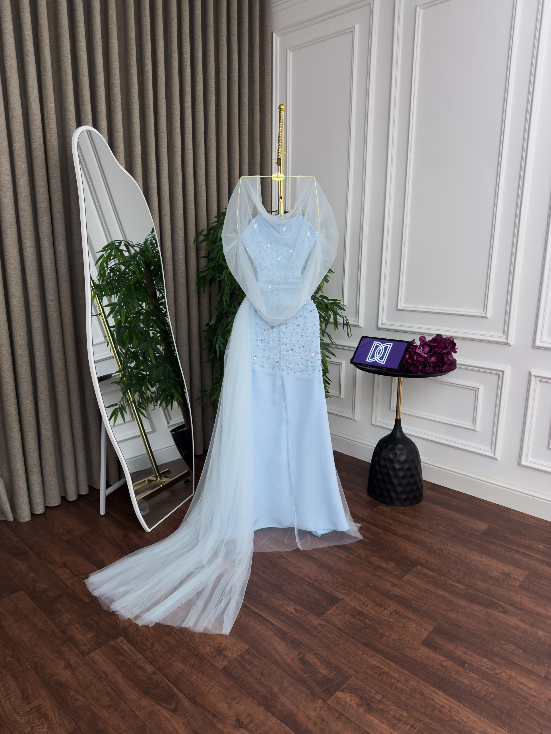 فستان سهرة سماوي مطرز بتفاصيل كريستال - الصورة 4