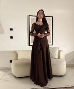 فستان سهرة بني داكن بتفاصيل دانتيل وأكمام طويلة