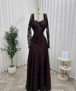 Alternative view of فستان سهرة بني داكن بتفاصيل دانتيل وأكمام طويلة