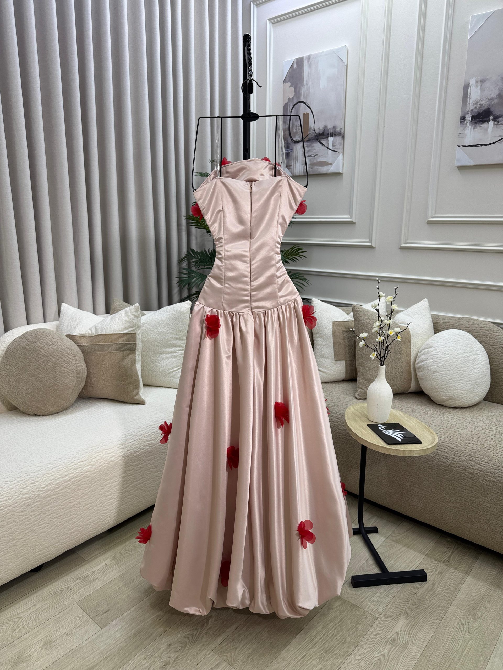 فستان سهرة وردي ساتان مزين بورود ثلاثية الأبعاد - الصورة 3