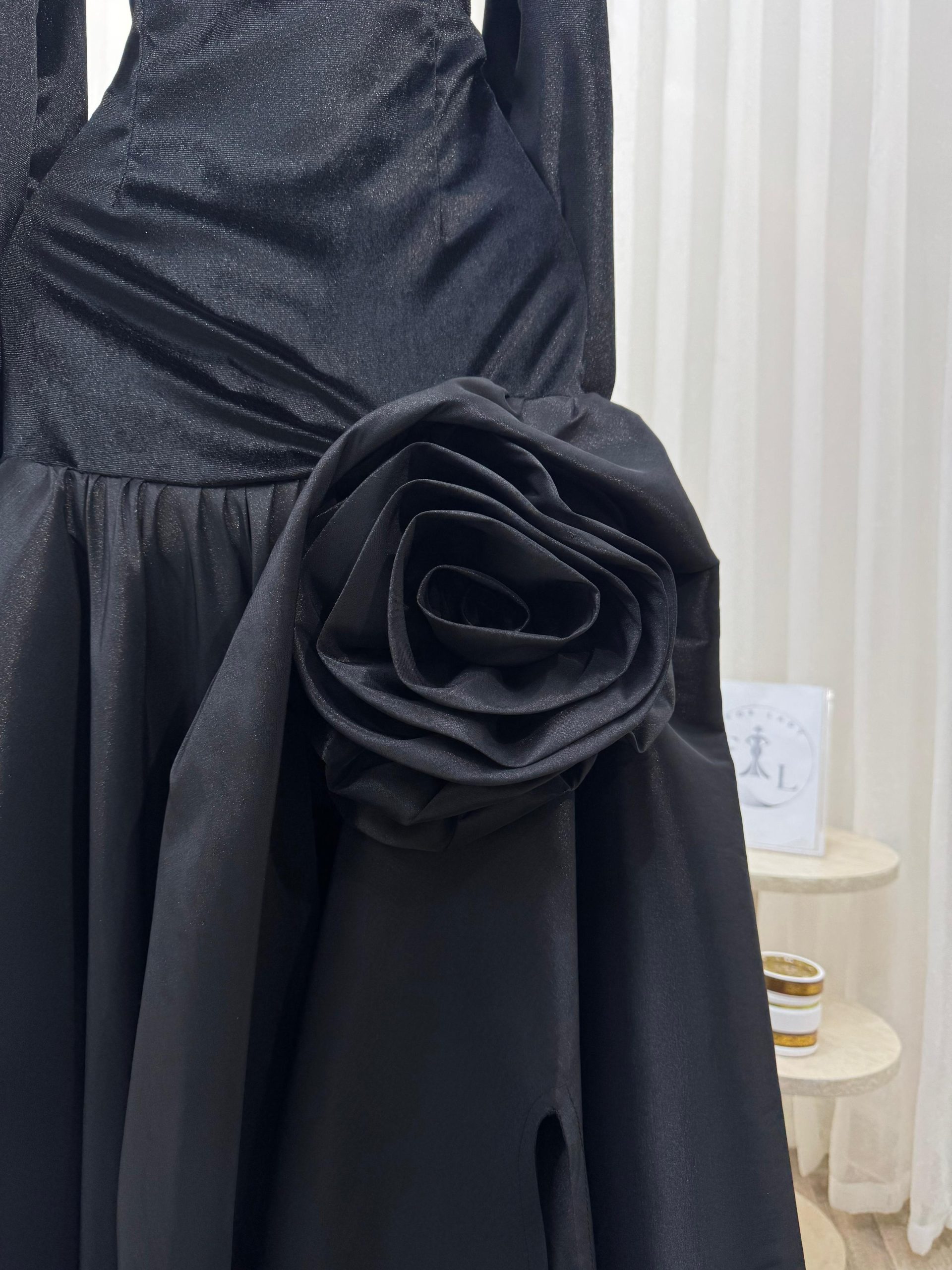 فستان سهرة أسود مخمل أوف شولدر بتفصيلة وردة جانبية - الصورة 5