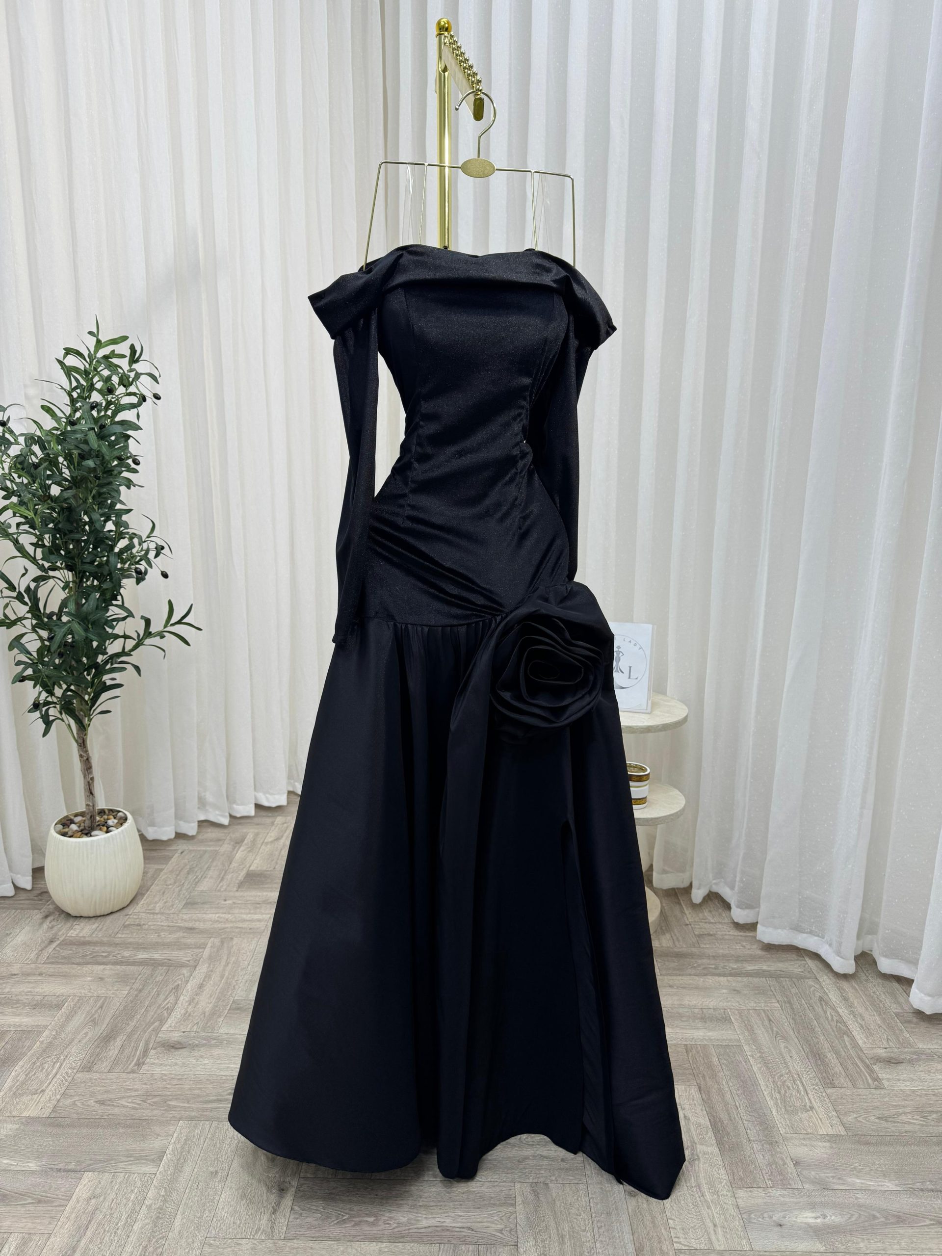 فستان سهرة أسود مخمل أوف شولدر بتفصيلة وردة جانبية - الصورة 3