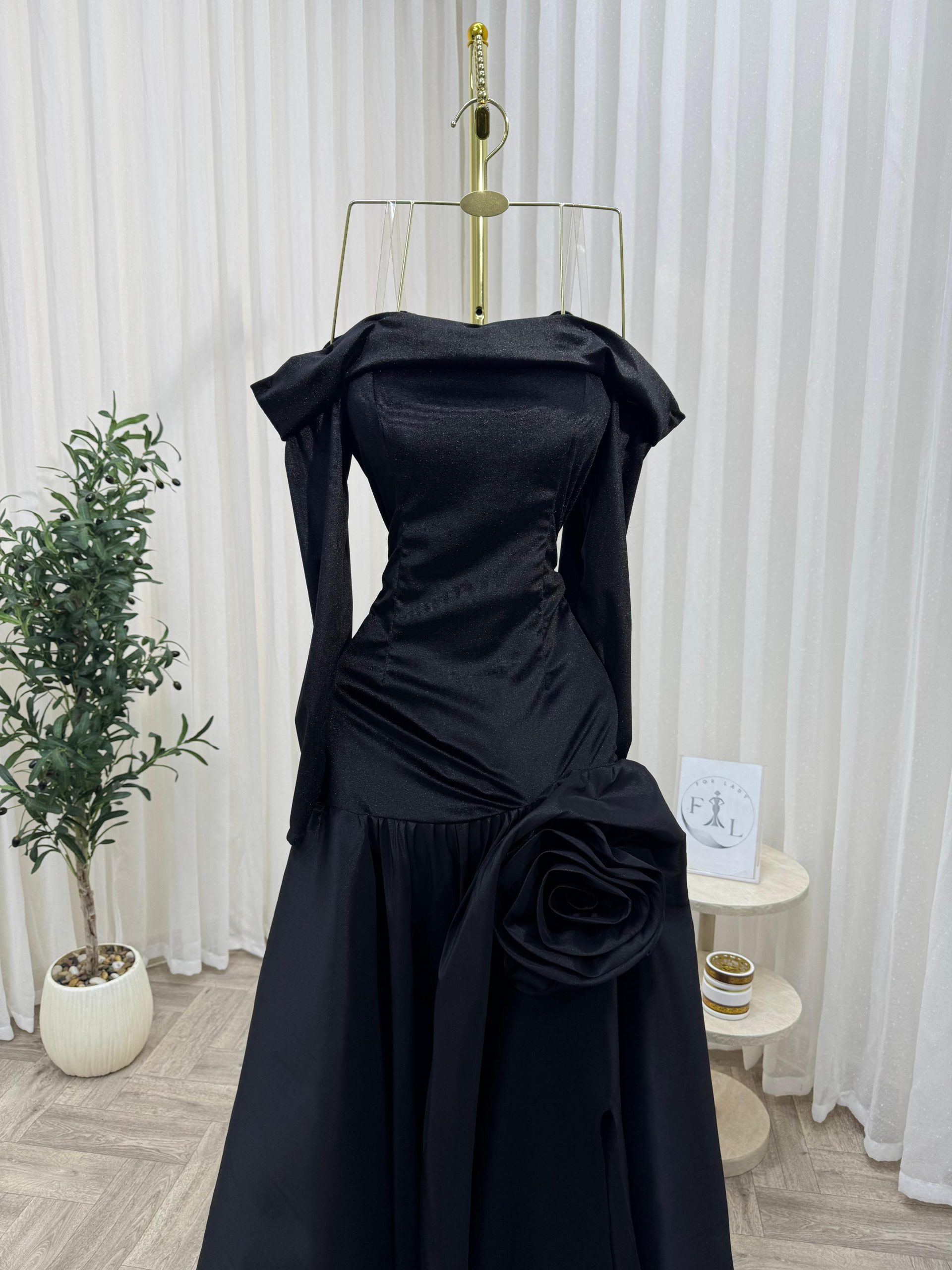 فستان سهرة أسود مخمل أوف شولدر بتفصيلة وردة جانبية - الصورة 6