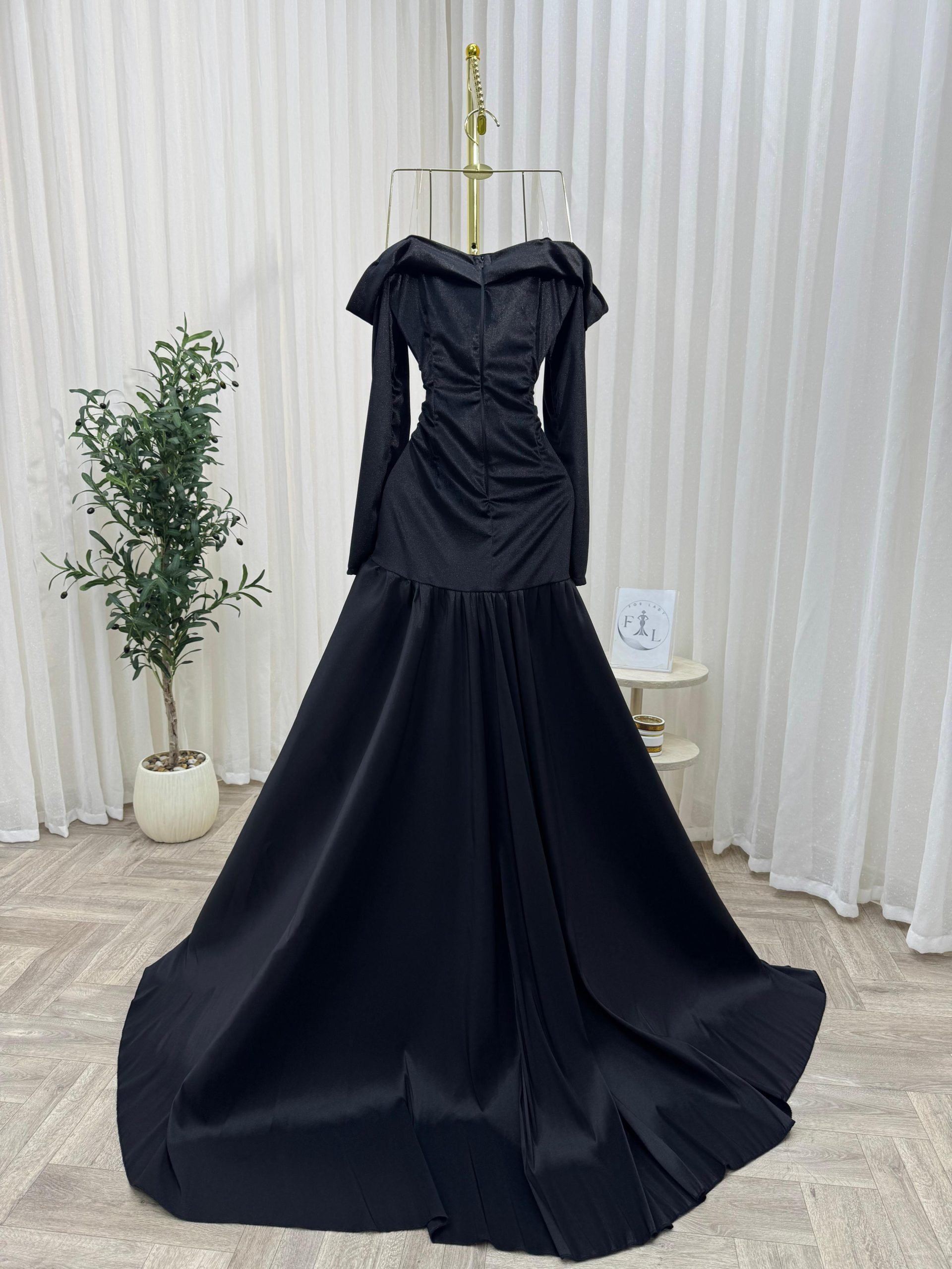 فستان سهرة أسود مخمل أوف شولدر بتفصيلة وردة جانبية - الصورة 4