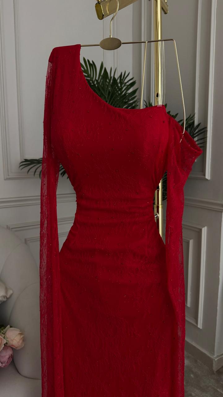 فستان سهرة أحمر دانتيل بأكمام منسدلة تصميم أنثوي فاخر - الصورة 3