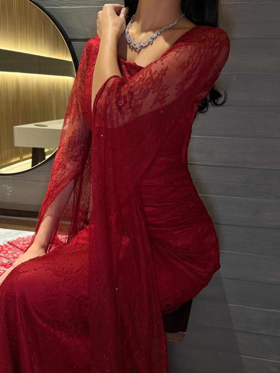 فستان سهرة أحمر دانتيل بأكمام منسدلة تصميم أنثوي فاخر - الصورة 2